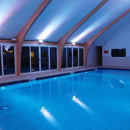 Skylark Sleeps 8 Private Hot Tub & Dogs Welcome Nr Padstow, Resort Pool Bar & Watersports St Columb Major Dış mekan fotoğraf