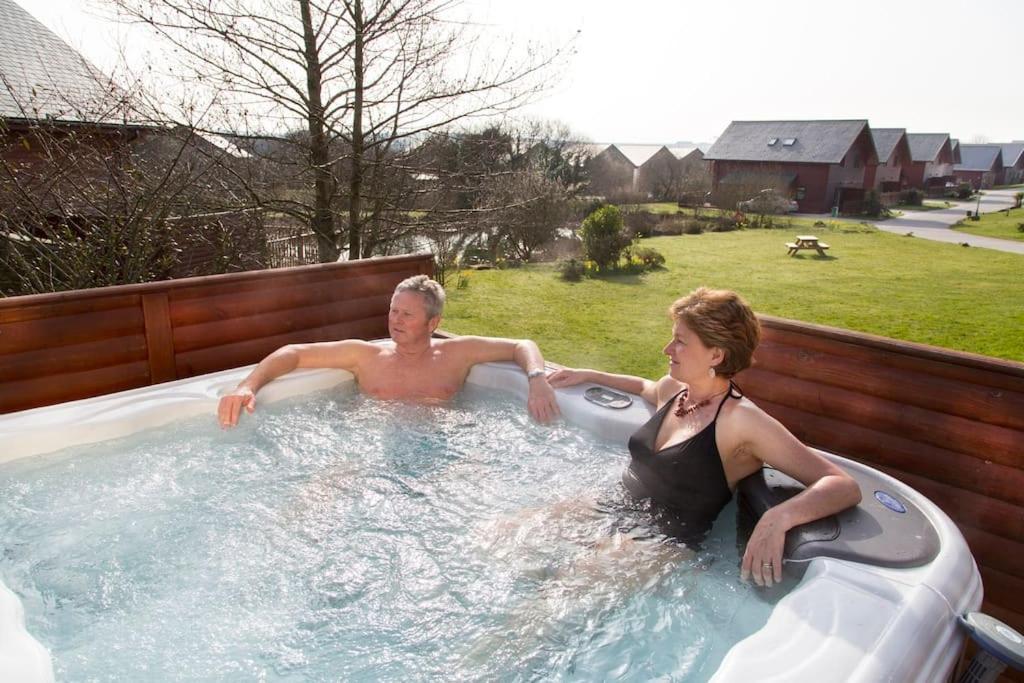 Skylark Sleeps 8 Private Hot Tub & Dogs Welcome Nr Padstow, Resort Pool Bar & Watersports St Columb Major Dış mekan fotoğraf