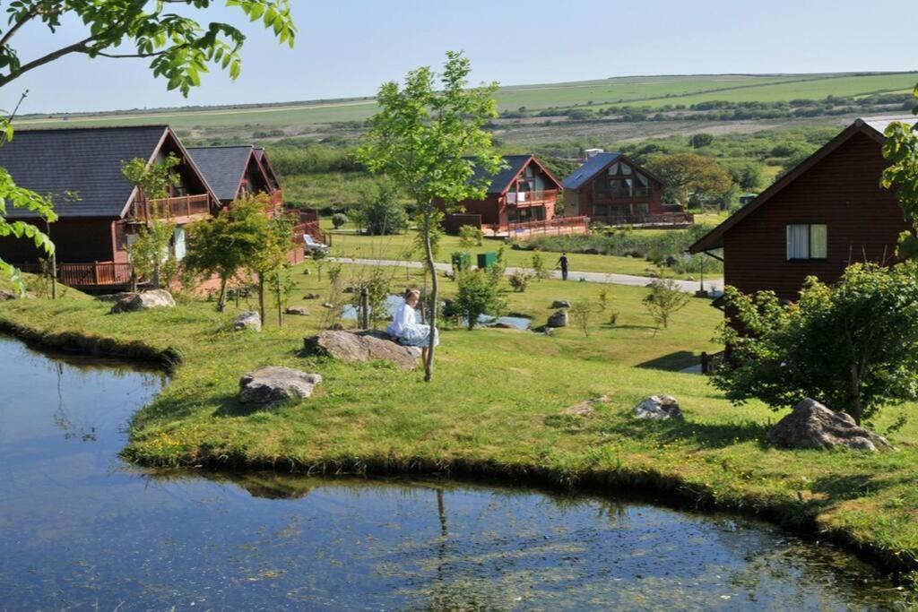 Skylark Sleeps 8 Private Hot Tub & Dogs Welcome Nr Padstow, Resort Pool Bar & Watersports St Columb Major Dış mekan fotoğraf