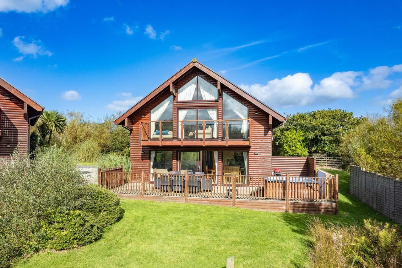 Skylark Sleeps 8 Private Hot Tub & Dogs Welcome Nr Padstow, Resort Pool Bar & Watersports St Columb Major Dış mekan fotoğraf