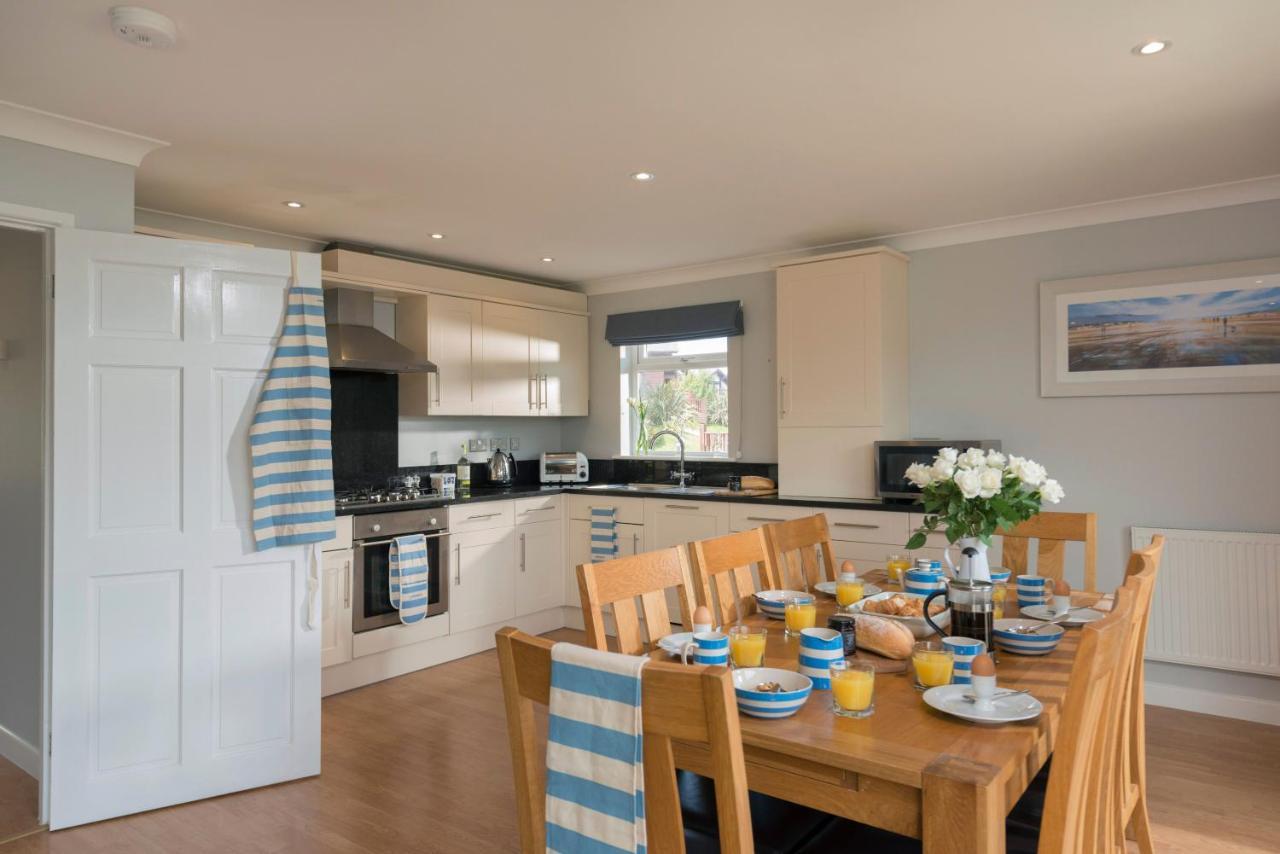 Skylark Sleeps 8 Private Hot Tub & Dogs Welcome Nr Padstow, Resort Pool Bar & Watersports St Columb Major Dış mekan fotoğraf