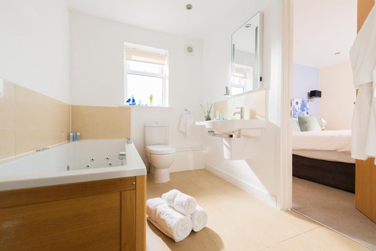 Skylark Sleeps 8 Private Hot Tub & Dogs Welcome Nr Padstow, Resort Pool Bar & Watersports St Columb Major Dış mekan fotoğraf