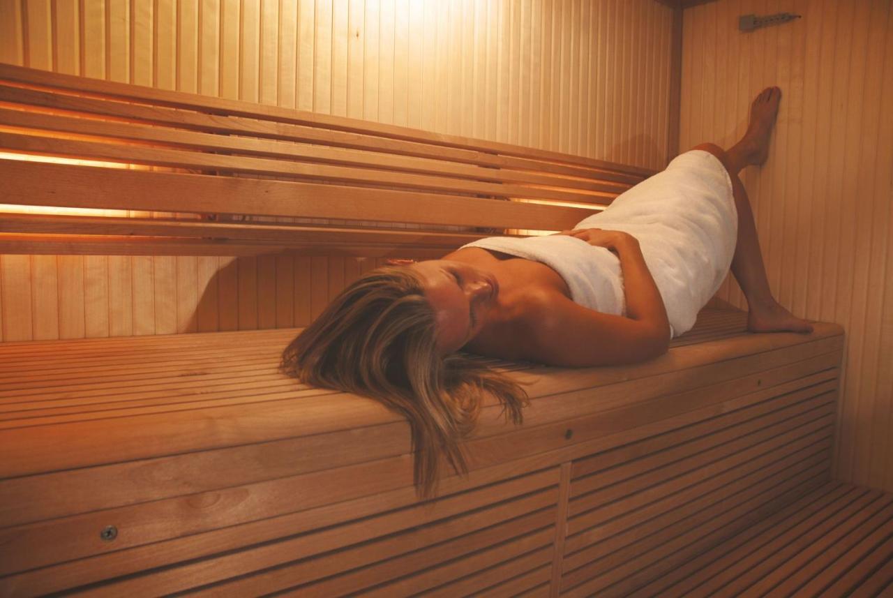 Skylark Sleeps 8 Private Hot Tub & Dogs Welcome Nr Padstow, Resort Pool Bar & Watersports St Columb Major Dış mekan fotoğraf