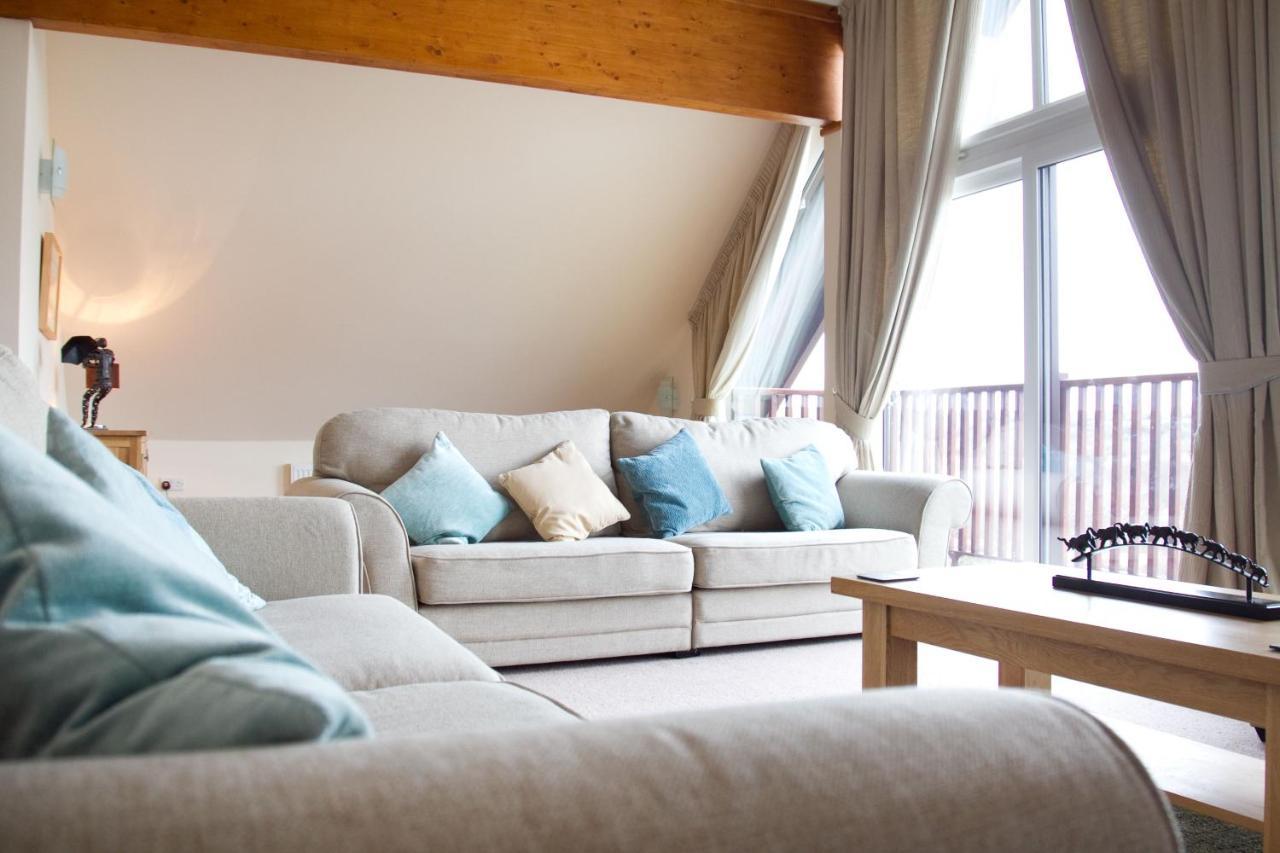Skylark Sleeps 8 Private Hot Tub & Dogs Welcome Nr Padstow, Resort Pool Bar & Watersports St Columb Major Dış mekan fotoğraf